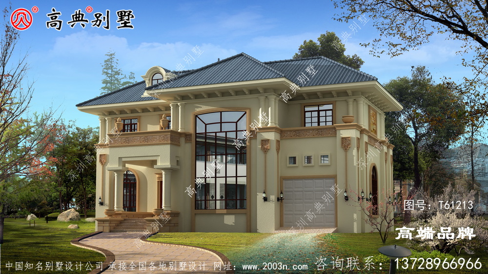 门前的罗马柱和金色雕刻给别墅增添了贵气之感